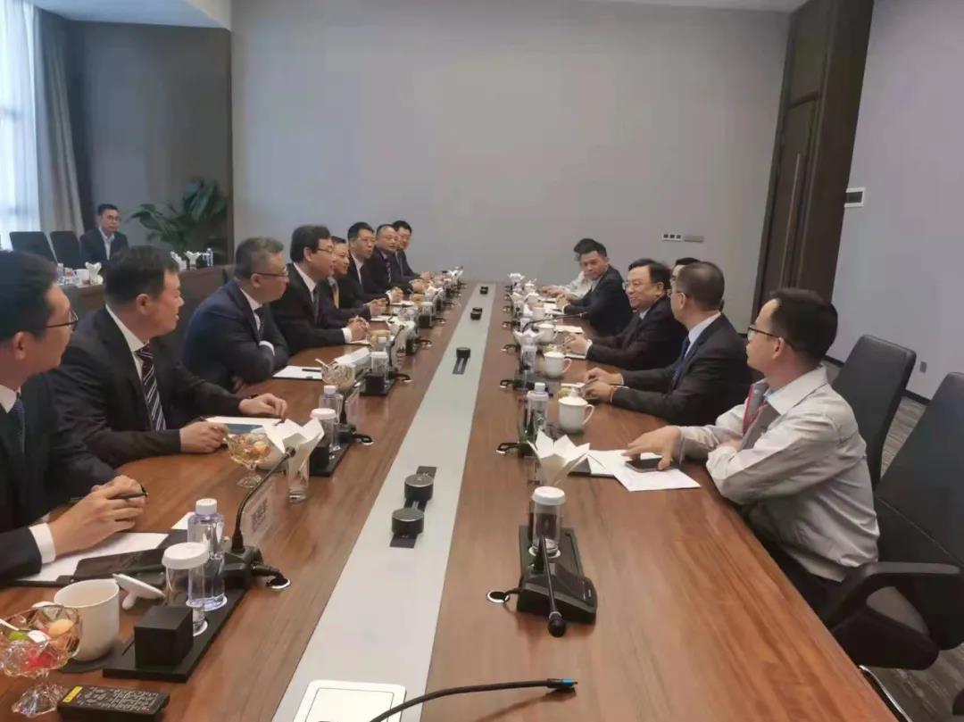 比亞迪董事長兼總裁王傳福與玲瓏輪胎董事長、總裁王鋒親切交流