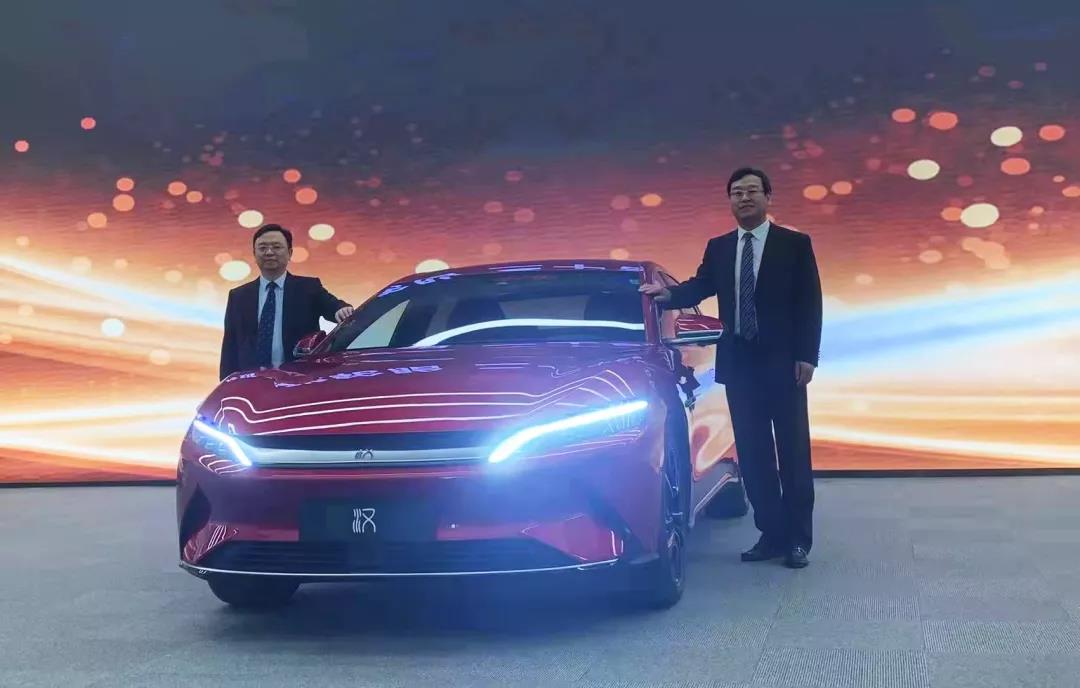 比亞迪董事長兼總裁王傳福與玲瓏輪胎董事長、總裁王鋒在比亞迪“漢”前合影