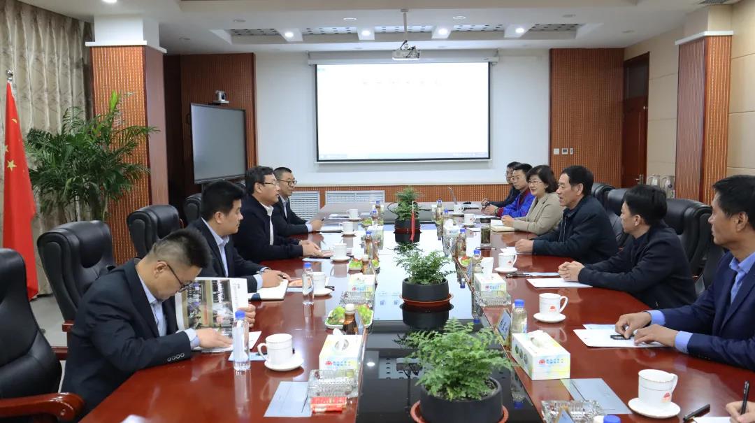 公司黨委書(shū)記竇寶森、董事長(zhǎng)竇勇、總經(jīng)理鄭洪霞等公司領(lǐng)導(dǎo)陪同