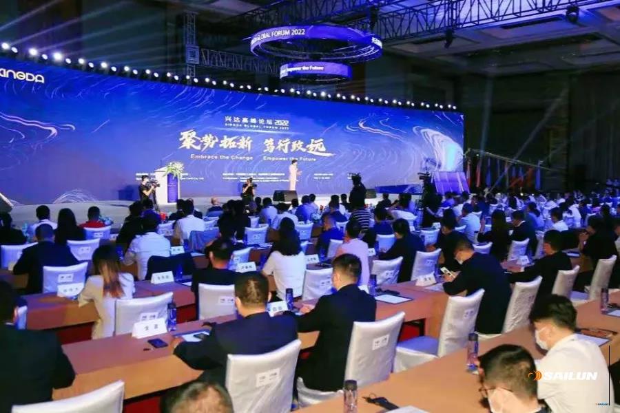 來自全球各地的300多位行業(yè)領(lǐng)袖、專家、學(xué)者參加峰會